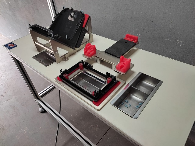 Posto de montagem manual com gabaritos e poka-yokes